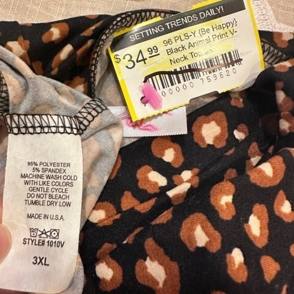 NWT Boutique Black animal print v neck top - Picture 2 of 9